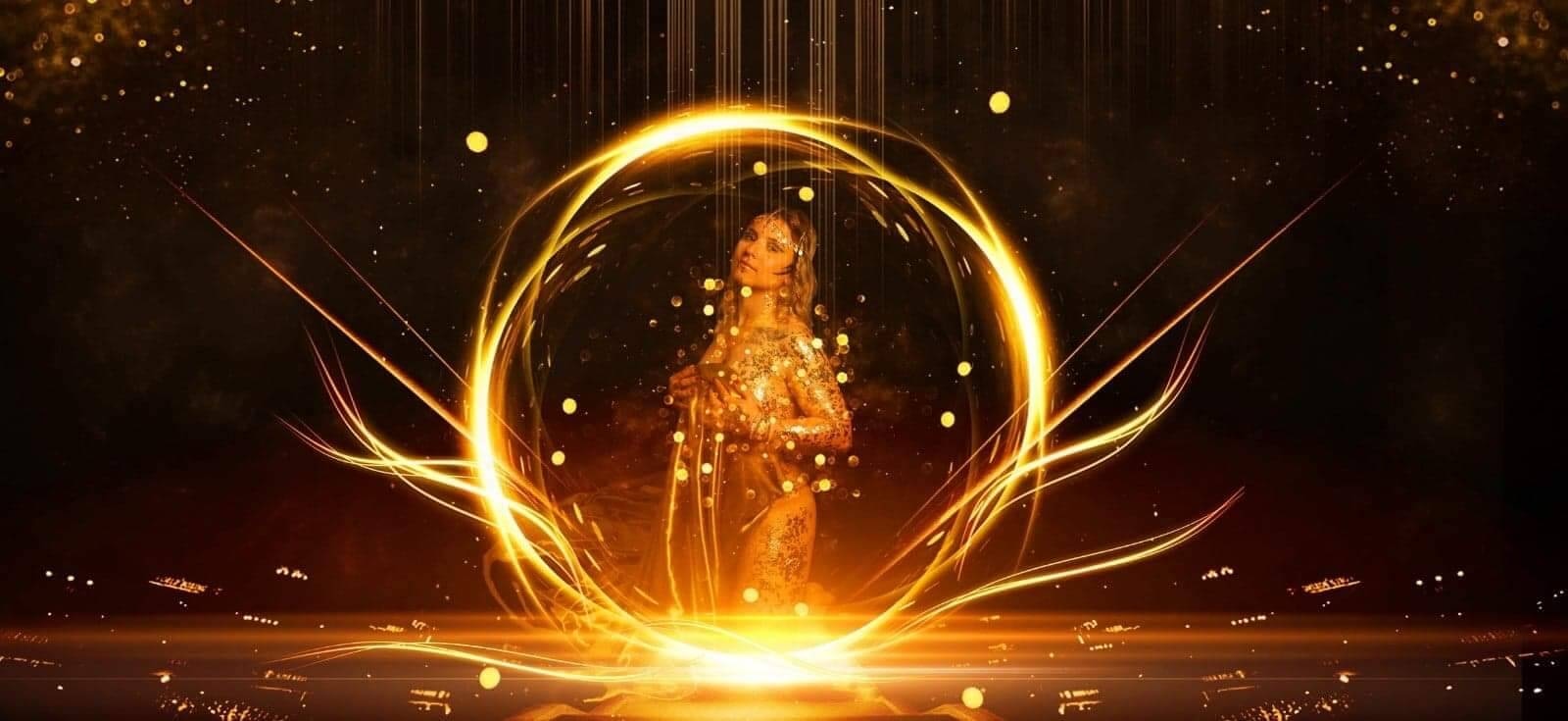 Une figure éthérée se tient au centre d'un cercle doré lumineux, dégageant une aura de magie et de mystère, avec un fond aux teintes sombres contrastant avec des particules dorées scintillantes.