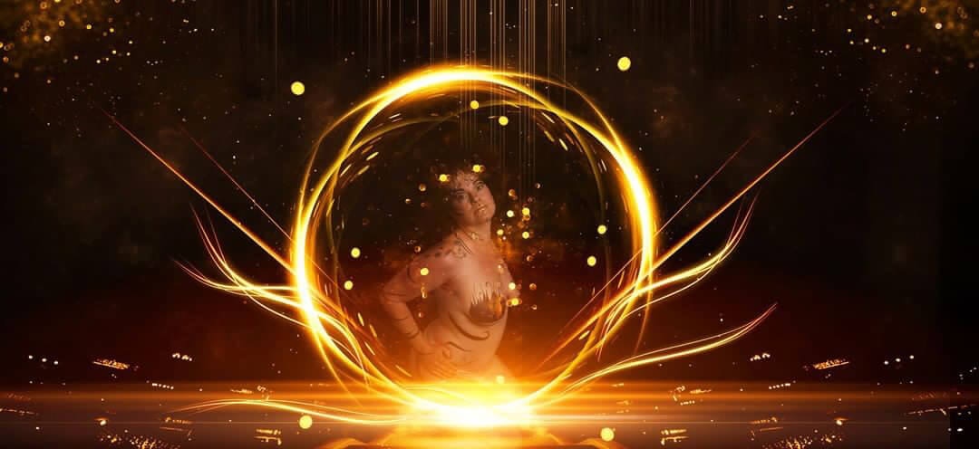 Rendu numérique artistique d'une figure sereine illuminée par une lumière circulaire éclatante, entourée de particules scintillantes sur un fond sombre, évoquant une atmosphère mystique.