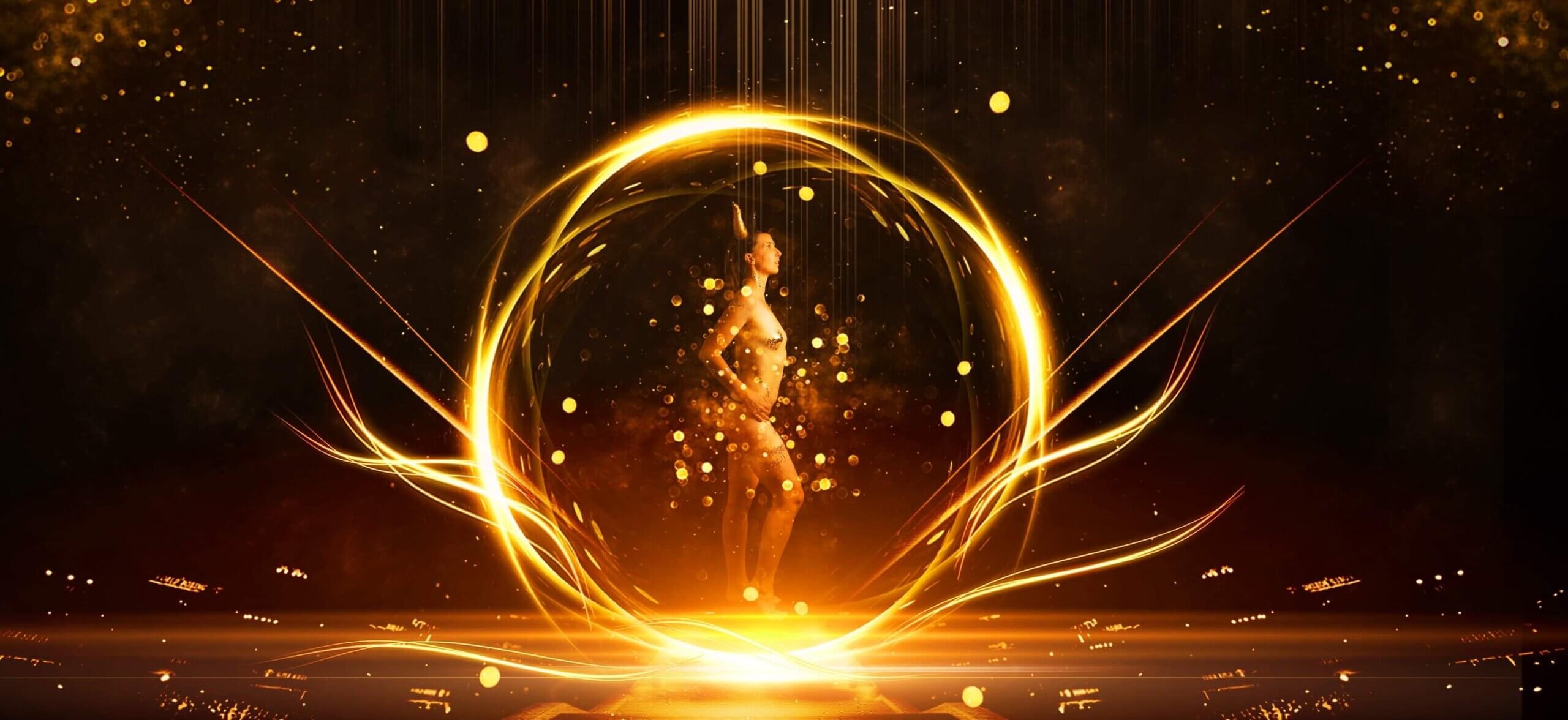 Une œuvre d'art numérique captivante représentant une femme debout gracieusement au sein d'une aura circulaire lumineuse, entourée d'une atmosphère éthérée de tons sombres et d'étincelles dorées.
