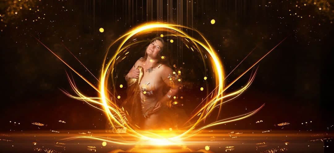 Figure éthérée entourée d'un effet lumineux circulaire doré sur fond sombre, évoquant des thèmes de beauté et de mystique.